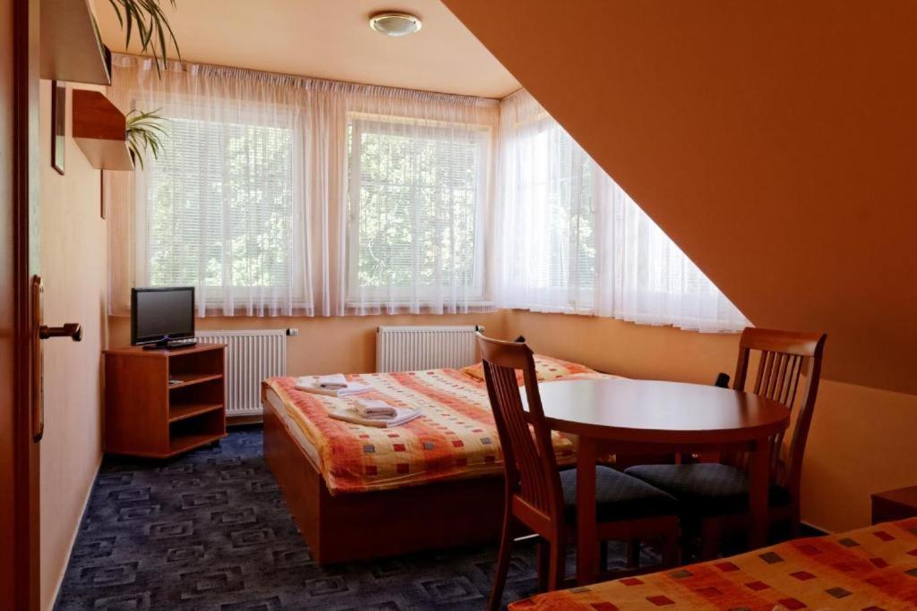 Restaurace A Penzion Garnet Ołomuniec Zewnętrze zdjęcie