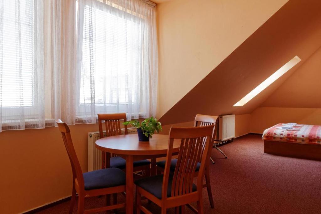 Restaurace A Penzion Garnet Ołomuniec Zewnętrze zdjęcie