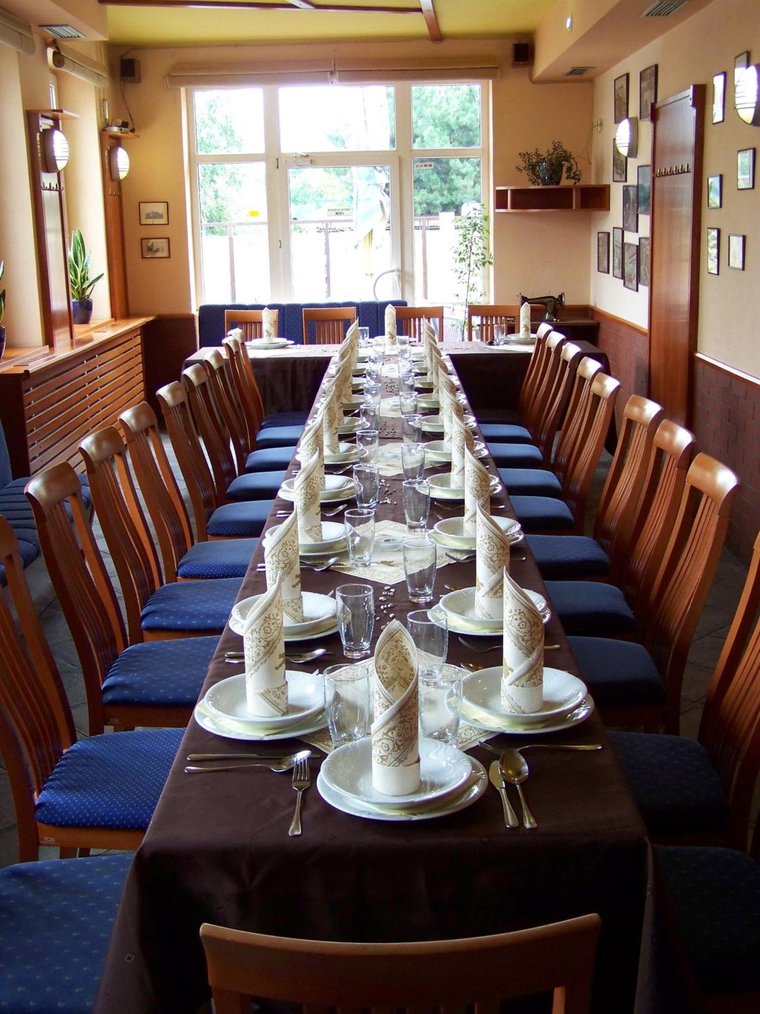 Restaurace A Penzion Garnet Ołomuniec Zewnętrze zdjęcie