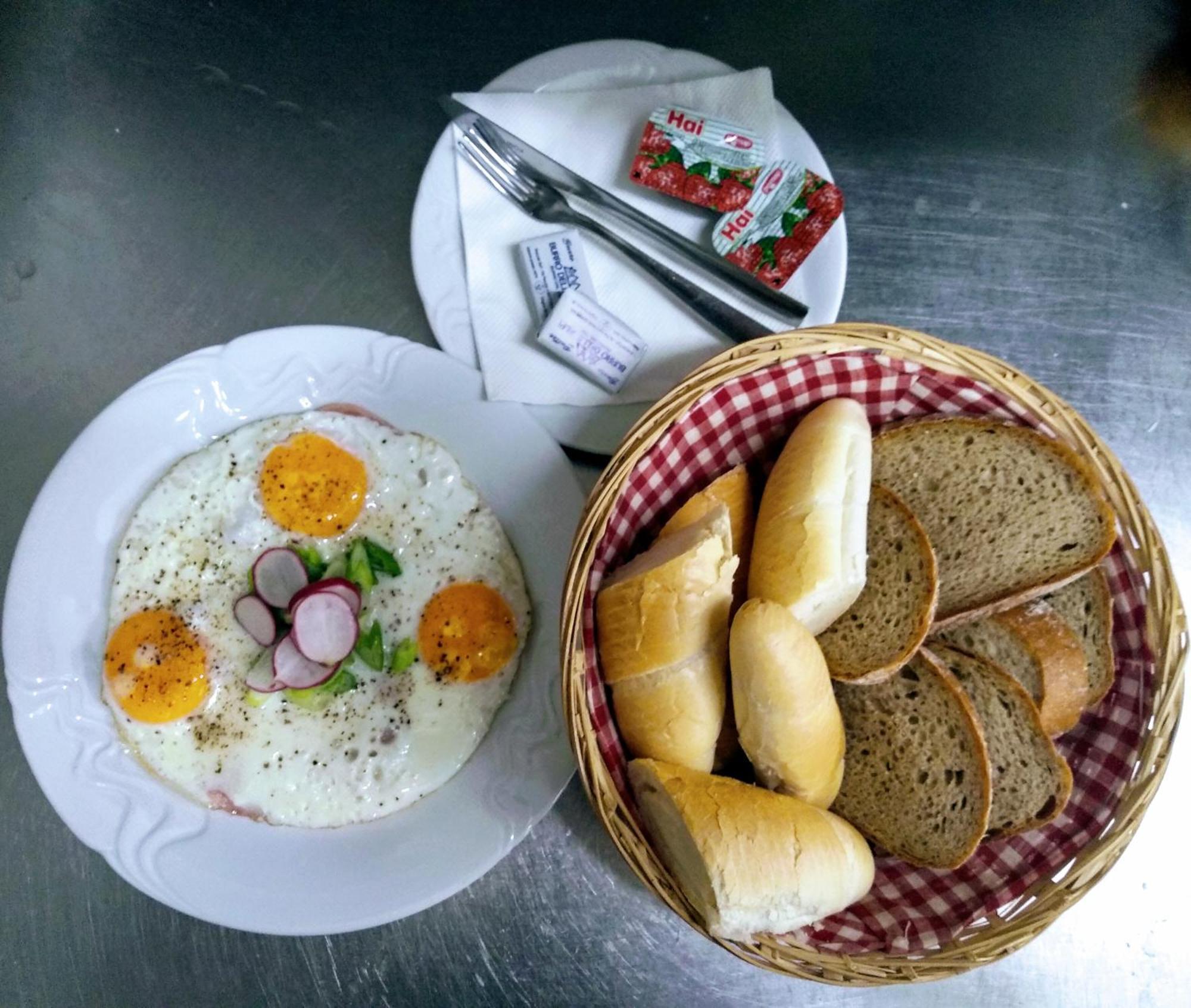 Restaurace A Penzion Garnet Ołomuniec Zewnętrze zdjęcie